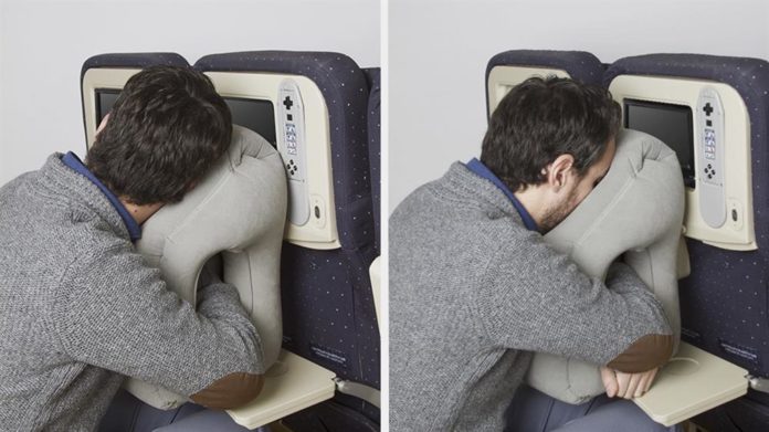 Eles criaram um travesseiro para ajudar passageiros a dormir no avião