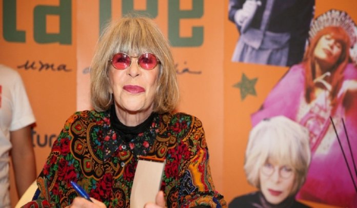 16nov2016---rita-lee-distribui-autografos-no-lancamento-de-sua-biografia-rita-lee-uma-autobiografia-na-livraria-cultura-em-sao-paulo-1479333184289_956x500
