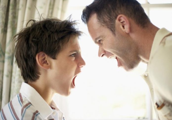 Mau humor do pai causa estragos no desenvolvimento emocional e cognitivo de seus filhos