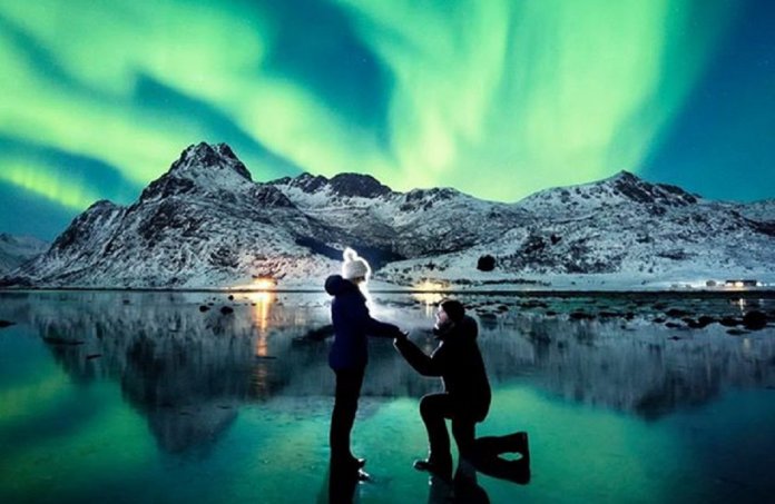 Fotógrafo faz pedido de casamento incrível sob a aurora boreal