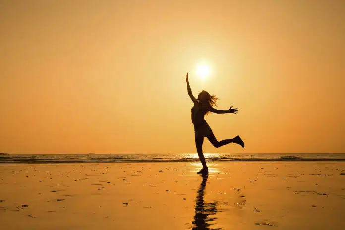 abstract silhouette of happy young jumping girl, healthy life 10 lições que você pode aprender com os salmos da Bíblia