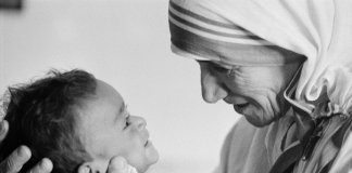 Madre Teresa: “É fácil fingir amar quem está longe. Mas o amor começa em casa”
