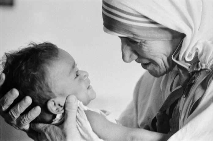 Madre Teresa: “É fácil fingir amar quem está longe. Mas o amor começa em casa”