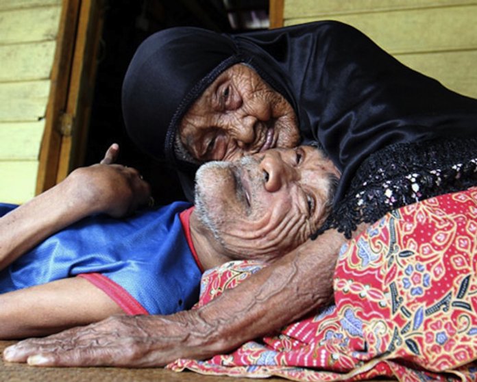 Com 101 anos, mãe cuida de filho de 63 anos que possui deficiência e mostra que idade é apenas um detalhe