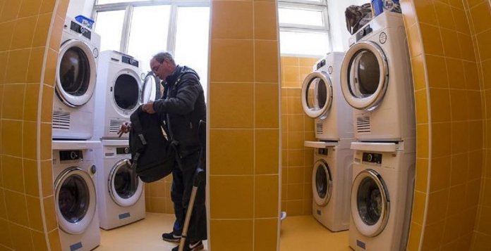 Papa abre lavanderia gratuita para moradores de rua resgatarem a higiene e dignidade