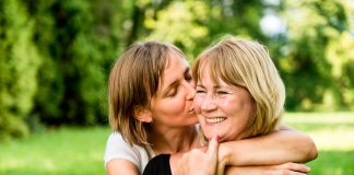 As pesquisas mostraram: quanto mais você conversar com sua mãe, mais ela viverá