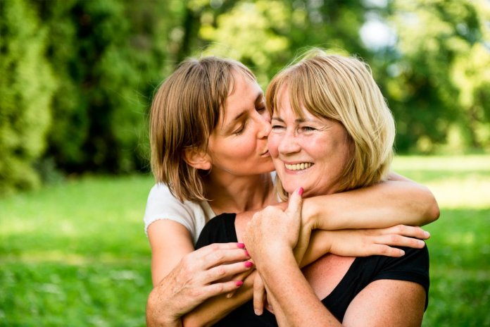 As pesquisas mostraram: quanto mais você conversar com sua mãe, mais ela viverá