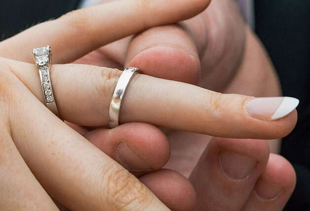 bemmaismulher.com - Fotógrafo encontra forma criativa de registrar casamentos: através do reflexo nas alianças