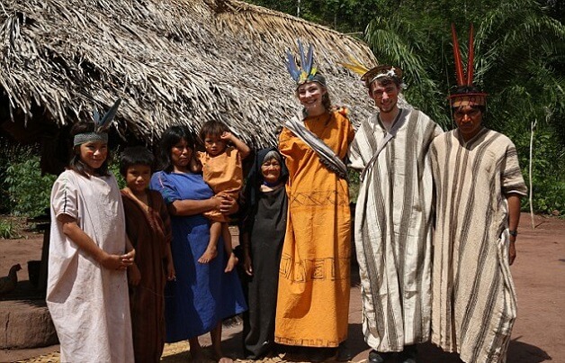 bemmaismulher.com - Pais enviam adolescentes consumistas à tribo remota no Peru para que revejam seus valores