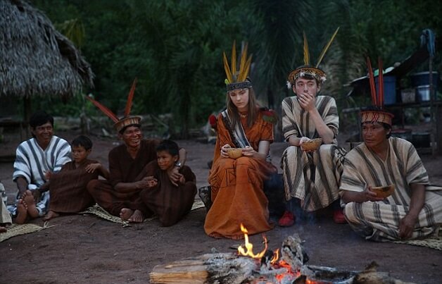 bemmaismulher.com - Pais enviam adolescentes consumistas à tribo remota no Peru para que revejam seus valores