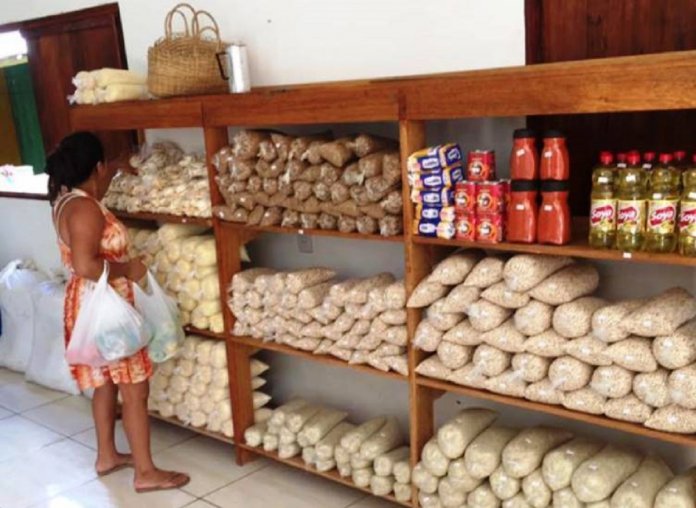 O 1º supermercado brasileiro em que clientes podem trocar lixo reciclável por comida
