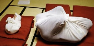 Nova técnica utilizada no Japão coloca pessoas amarradas dentro de um saco fechado para aliviar o estresse