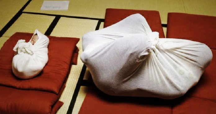 Nova técnica utilizada no Japão coloca pessoas amarradas dentro de um saco fechado para aliviar o estresse