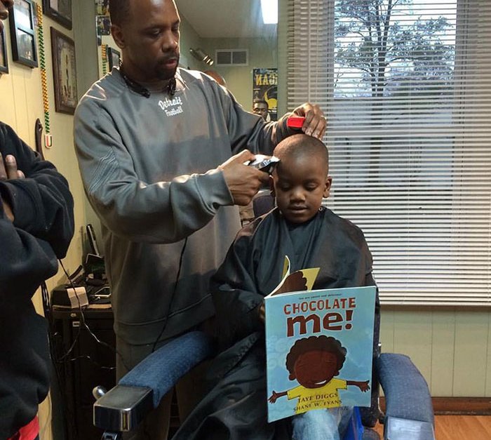 bemmaismulher.com - Este cabeleireiro dá descontos para crianças que leiam um livro em voz alta durante o corte