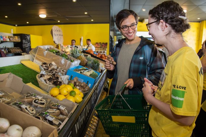 Supermercado onde tudo é de graça é finalmente inaugurado