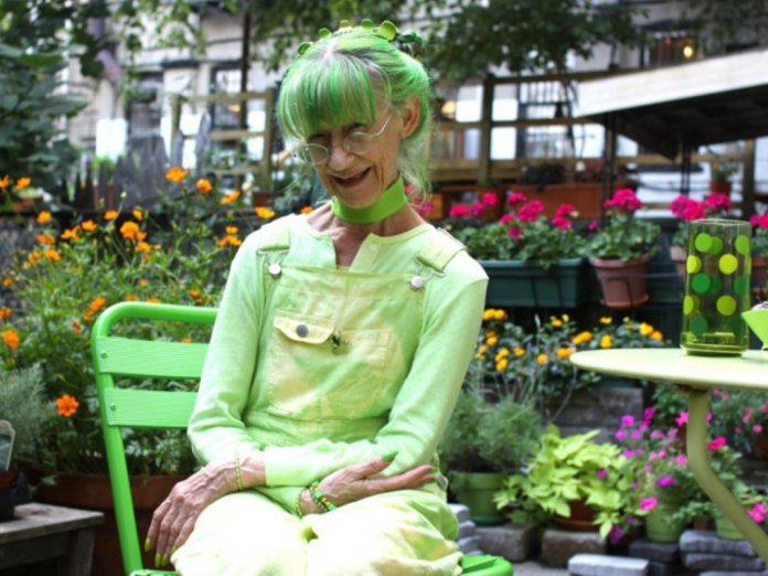 A vida da ‘senhora verde’, uma mulher que gosta tanto dessa cor que sua casa, roupas, cabelo e até comida são verdes