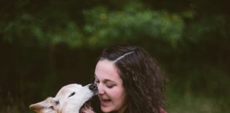 Mulher faz ensaio fotográfico para mostrar últimos dias com seu cão de estimação