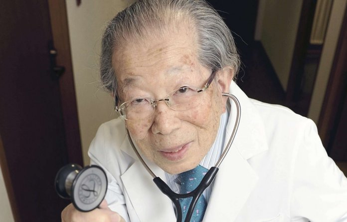 Médico japonês que atendeu até os 105 anos compartilha 12 de seus princípios para uma vida longa