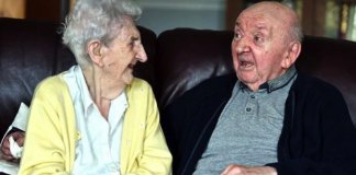 Mãe de 98 anos vai para o lar de idosos, para cuidar do filho de 80 anos