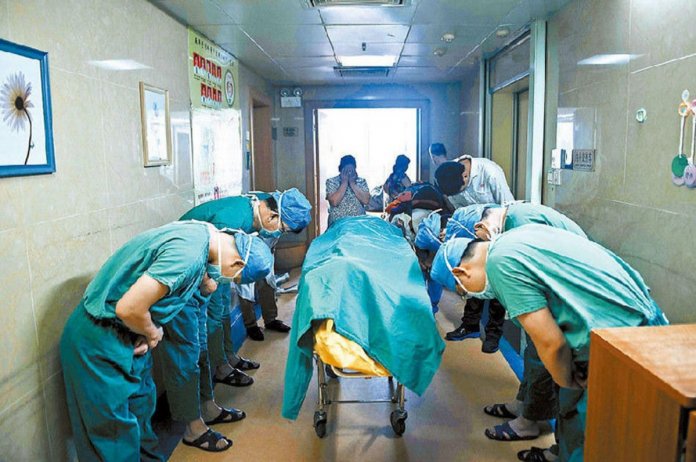 Exemplo de humanidade, Médicos se curvam para reverenciar menino que doou seus órgãos