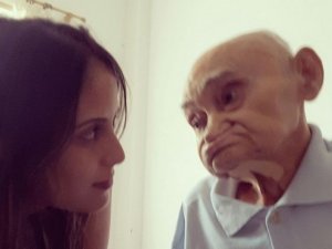 bemmaismulher.com - Com amor e delicadeza, neta cuida para que avô não chore com Alzheimer