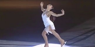 Começa a tocar o clássico ‘Hallelujah’ e esta patinadora faz toda a plateia chorar