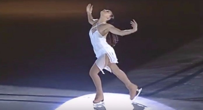 Começa a tocar o clássico ‘Hallelujah’ e esta patinadora faz toda a plateia chorar