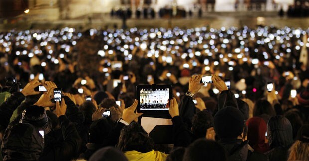 bemmaismulher.com - Papa critica uso de celular entre fiéis e religiosos durante as missas