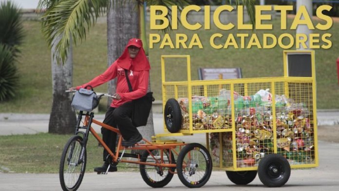 Catadores ganham bikes de cargas para evitar crueldade com cavalos