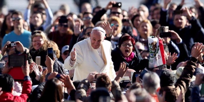 Papa critica uso de celular entre fiéis e religiosos durante as missas