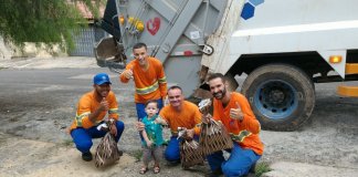 Menino de 1 ano apaixonado pelo caminhão do lixo, dá presente de Natal para os coletores