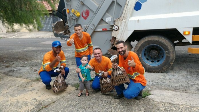 Menino de 1 ano apaixonado pelo caminhão do lixo, dá presente de Natal para os coletores