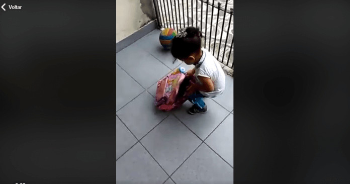 Pai pede para a filha abrir a mochila na saída para a  escola e o vídeo viraliza na rede