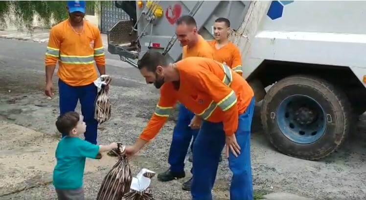 bemmaismulher.com - Menino de 1 ano apaixonado pelo caminhão do lixo, dá presente de Natal para os coletores