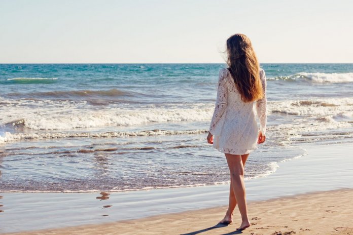 dona-a-la-platja