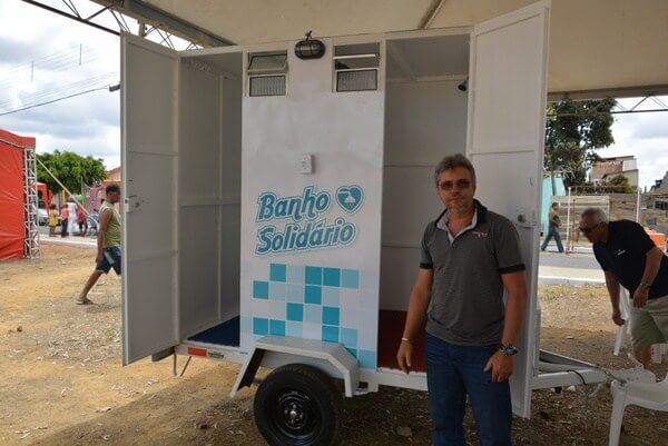 bemmaismulher.com - Empresário da Bahia adapta veículo para levar banho quentinho a moradores de rua