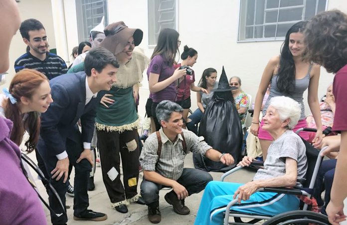 Um grande ato de bondade – Troca de lacres de latinhas por cadeiras de rodas para idosos que carentes