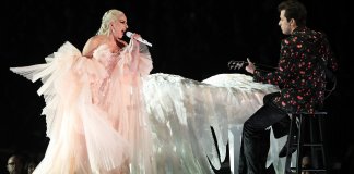 Lady Gaga faz apresentação emocionante no Grammy Awards