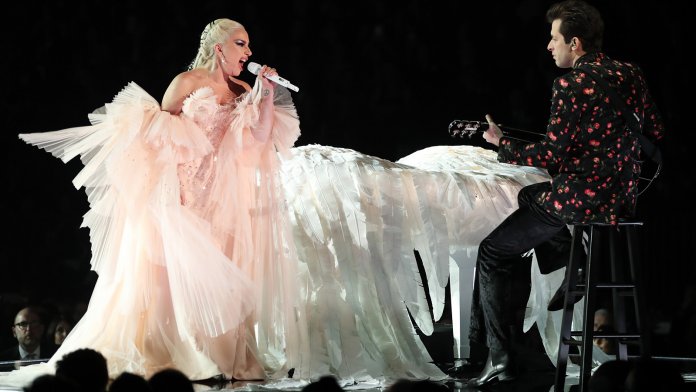 Lady Gaga faz apresentação emocionante no Grammy Awards