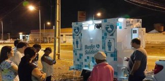 Empresário da Bahia adapta veículo para levar banho quentinho a moradores de rua