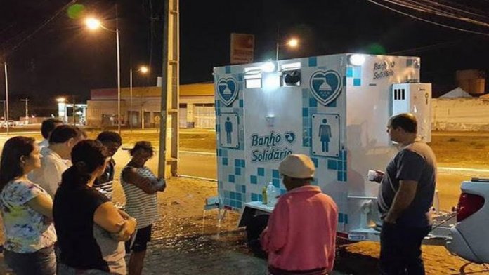 Empresário da Bahia adapta veículo para levar banho quentinho a moradores de rua