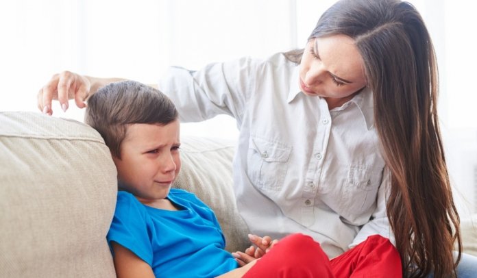 Substitua as críticas e atitudes negativas com seu filho, por frases que o acalmam.