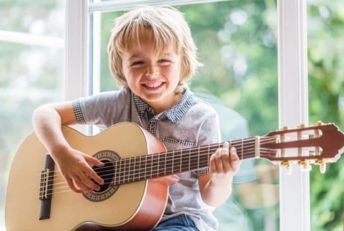 Tire o tablet e o smartphone do seu filho e lhe dê um instrumento musical!