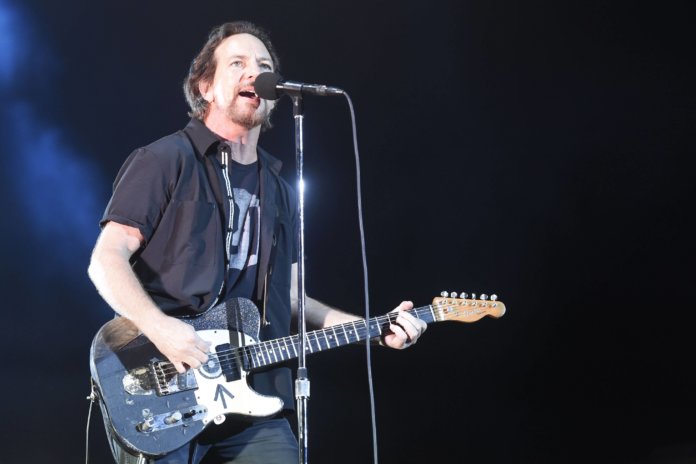 Pearl Jam no Lolla: ‘Parabéns a você’ e apoio às mulheres