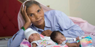 Mãe que teve gêmeos aos 70 anos mostra como está após 7 anos