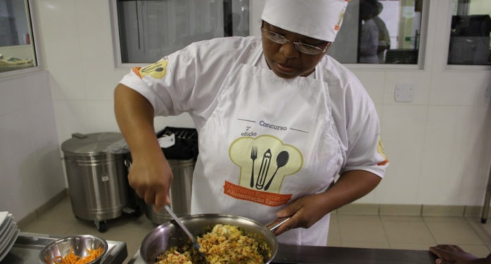 Merendeira ajuda escola pública a reduzir desperdício e ganha prêmio de melhor receita