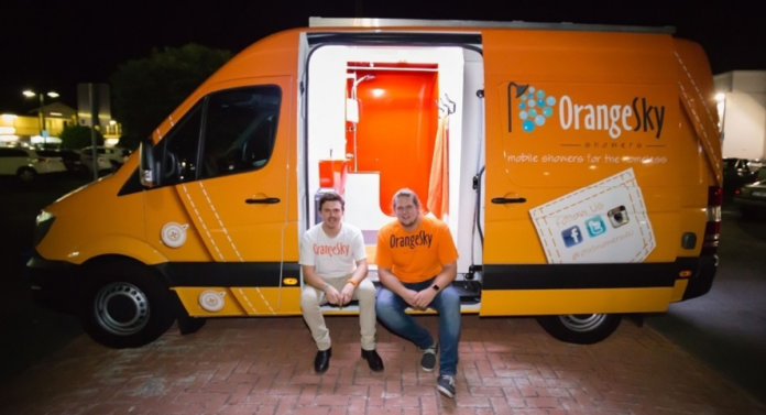 Amigos transformam van em uma lavanderia móvel para ajudar moradores de rua