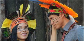 Índios pataxó se formam médicos, vestidos a caráter