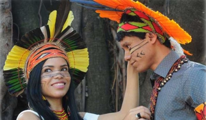 Índios pataxó se formam médicos, vestidos a caráter