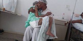 Imagem de maqueiro brasileiro “ninando” idosa para aliviar dores torna-se viral